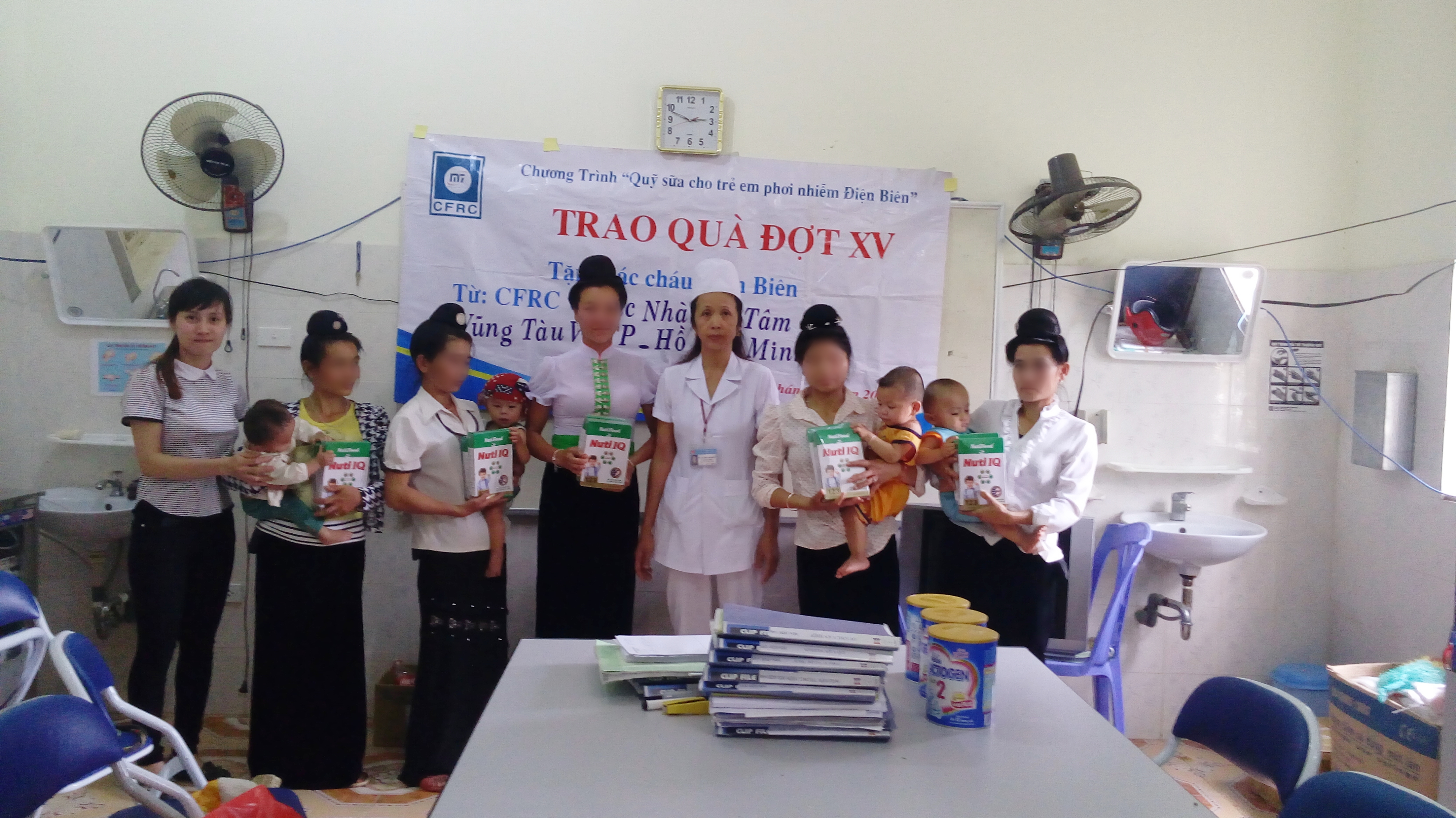 Tổng kết trao sữa cho trẻ phơi nhiễm HIV đợt 15 - 5/2015